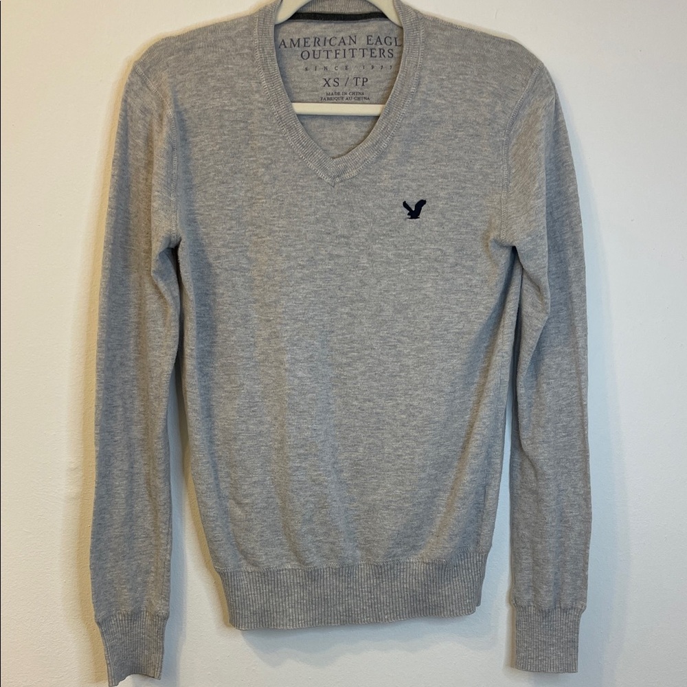 American Eagle Cotton Gray V-Neck Sweater Size X-Small PTP 17”-19” EUC